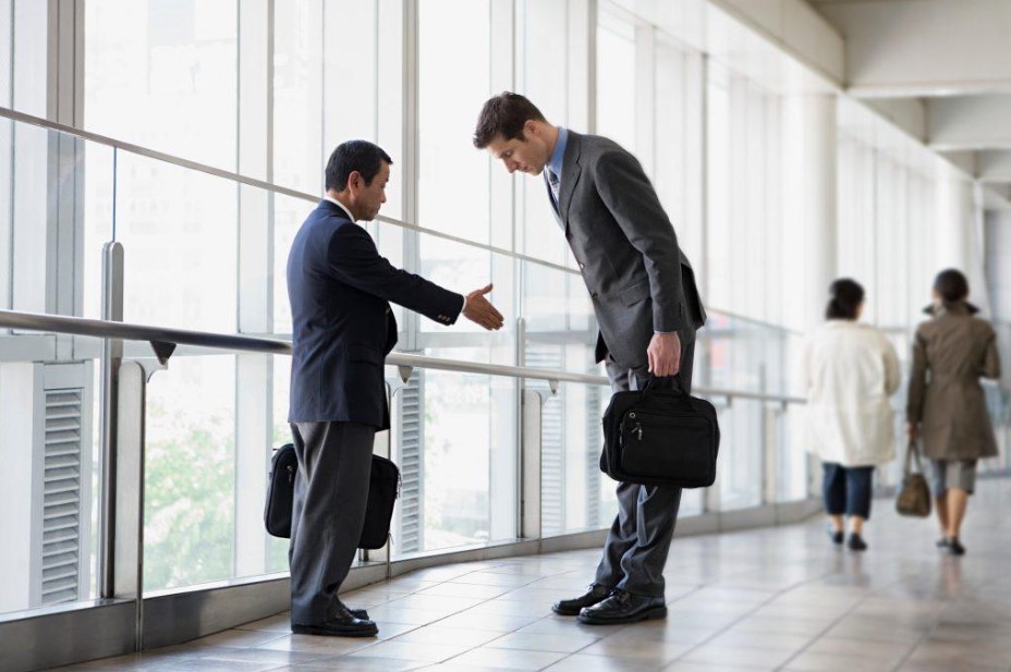 Figure 6 – An Asian and a Caucasian man meeting, with the greeting of each culture inversed (EN Inglés, 2018).